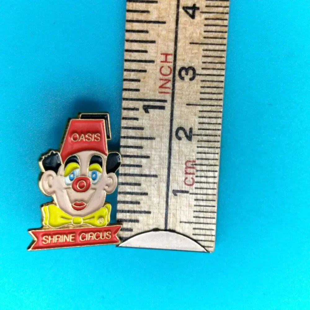 Shriners Pin Circus Oasis Fez Hat Clown Gold Tone Enamel Small 1 Inch